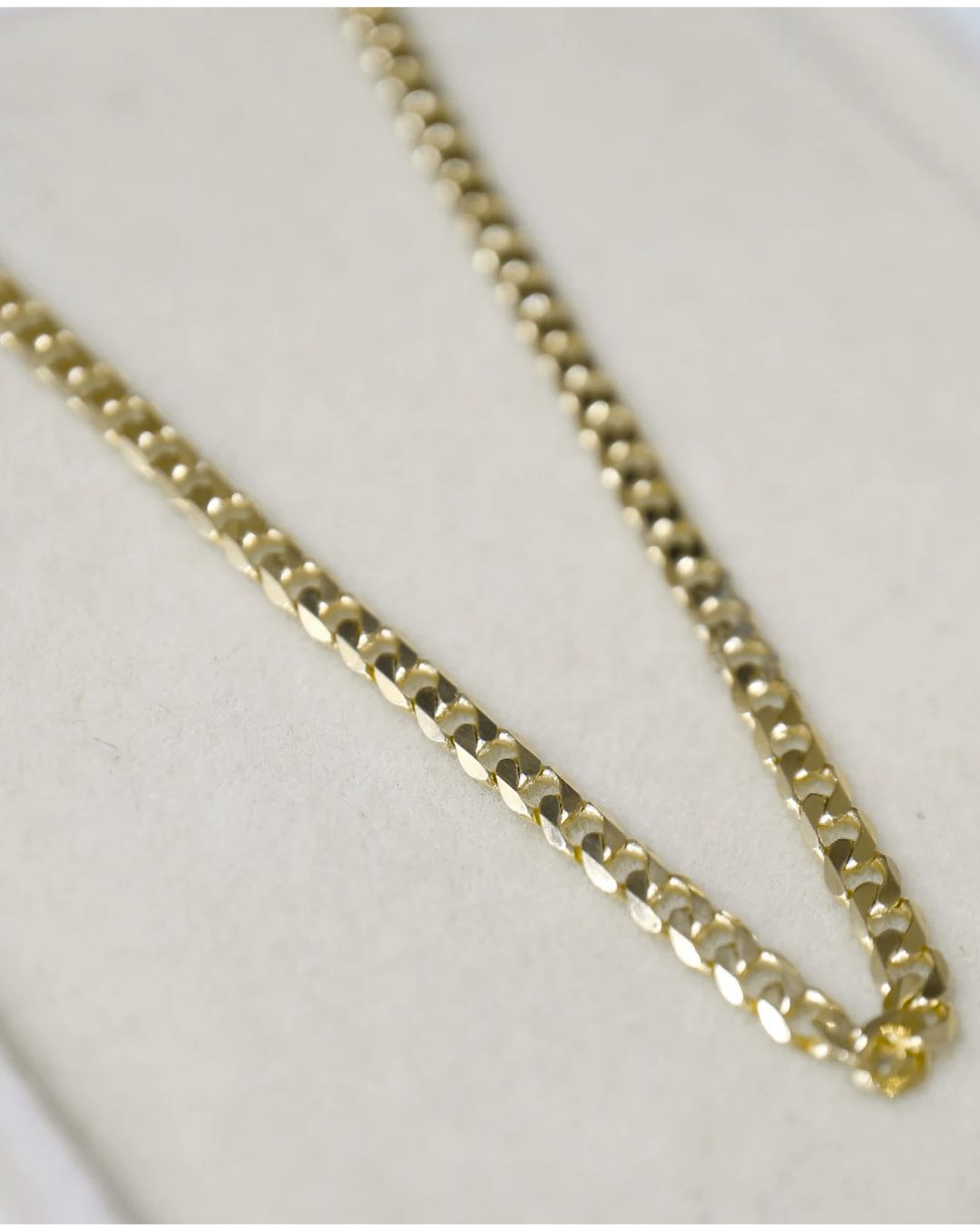 Curb Chains & Bracelets Lightweight in 9kt Yellow Gold